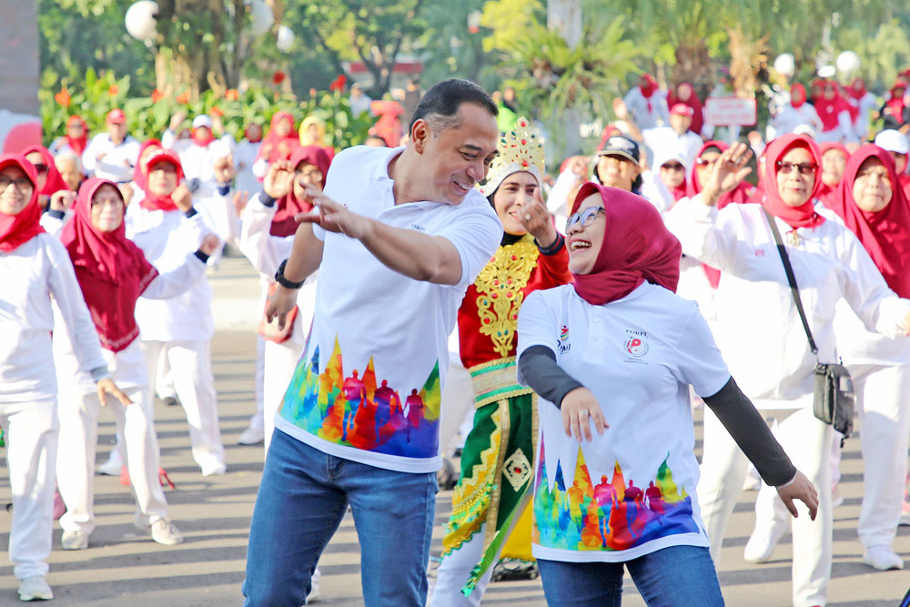 Wali Kota Surabaya Eri Cahyadi bersama Ny. Rini Indriyani saat mengikuti senam bersama di halaman Balaikota Surabaya, Minggu (14/7).