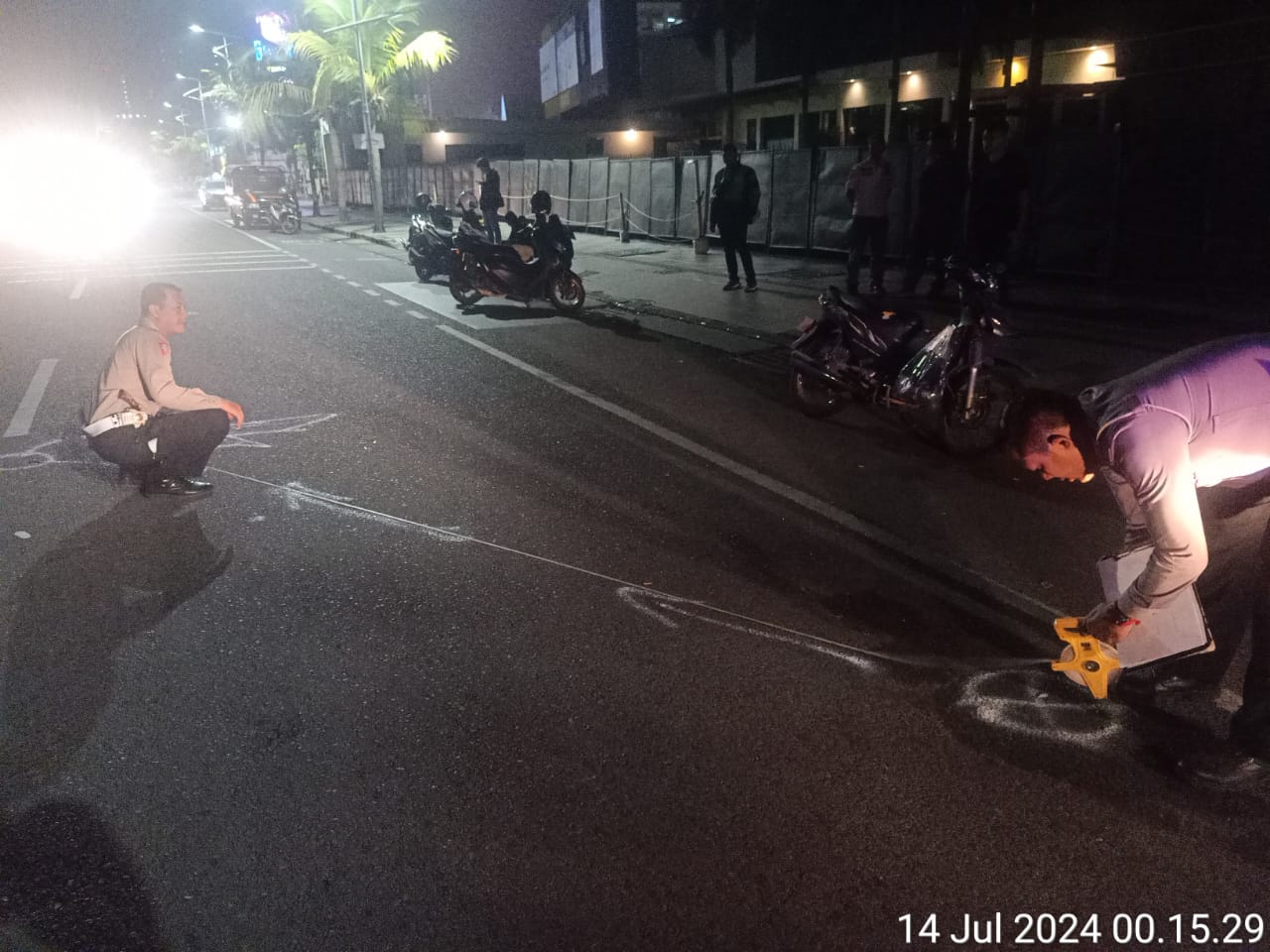Satlantas Polrestabes Surabaya saat melakukan penyelidikan kecelakaan adu banteng di frontage Ahmad Yani, Surabaya. Satu korban pengendara sepeda motor meninggal dunia di lokasi. (IST)