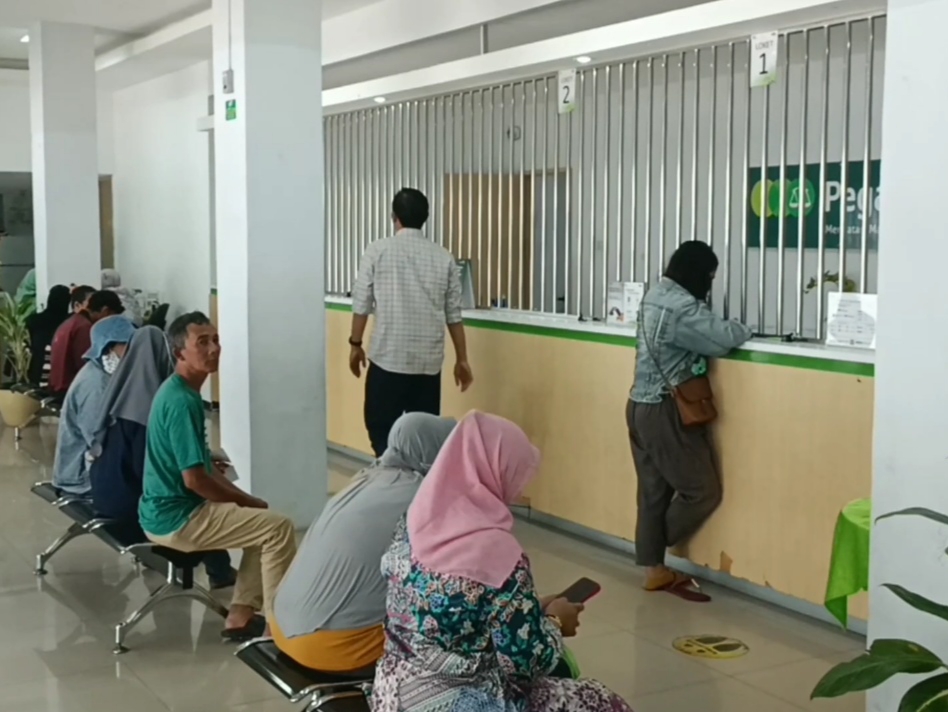 BUTUH DANA SEGAR: Masyarakat saat mengantre di pegadaian untuk mengadaikan emas, rata-rata dari mereka membutuhkan dana segara untuk kebutuhan anak sekolah.