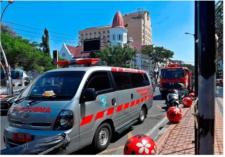 Salah satu ambulans pemkot melintas di Kota Lama Surabaya. (JPR)