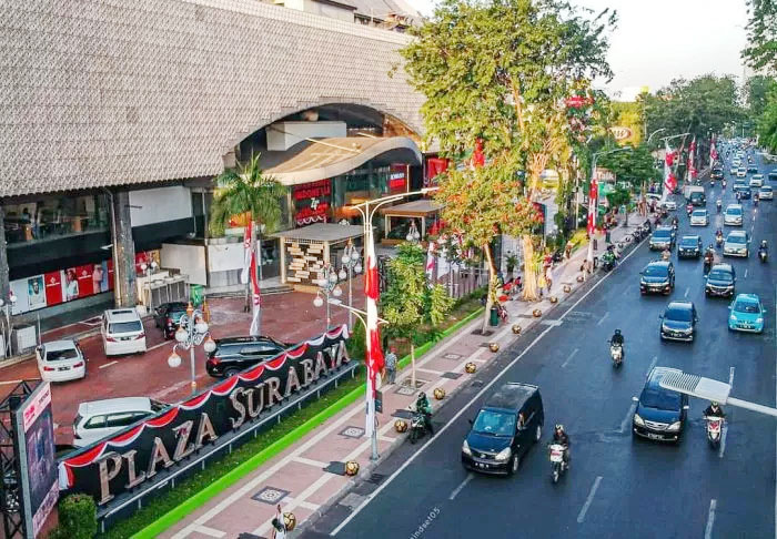 Plaza Surabaya atau Mal Delta Plaza di Jalan Pemuda yang menempati bekas gedung Rumah Sakit Simpang  (CBZ) di zaman kolonial Belanda.