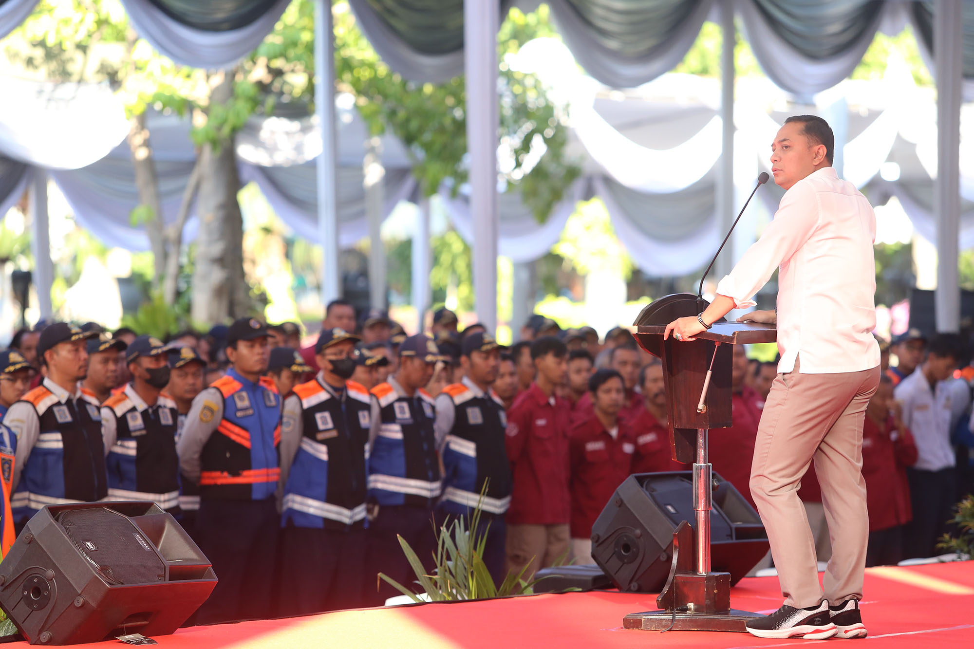 HARUS DIATASI: Wali Kota Surabaya Eri Cahyadi saat memimpin apel personel Dishub Kota Surabaya, lurah, dan camat khususnya menyikapi parker liar di halaman Balai Kota Surabaya, Selasa (16/7).