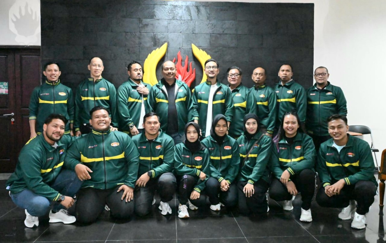 Ketua KONI Jatim M Nabil bersama tim angkat besi Jatim yang akan berlatih di Tiongkok.
