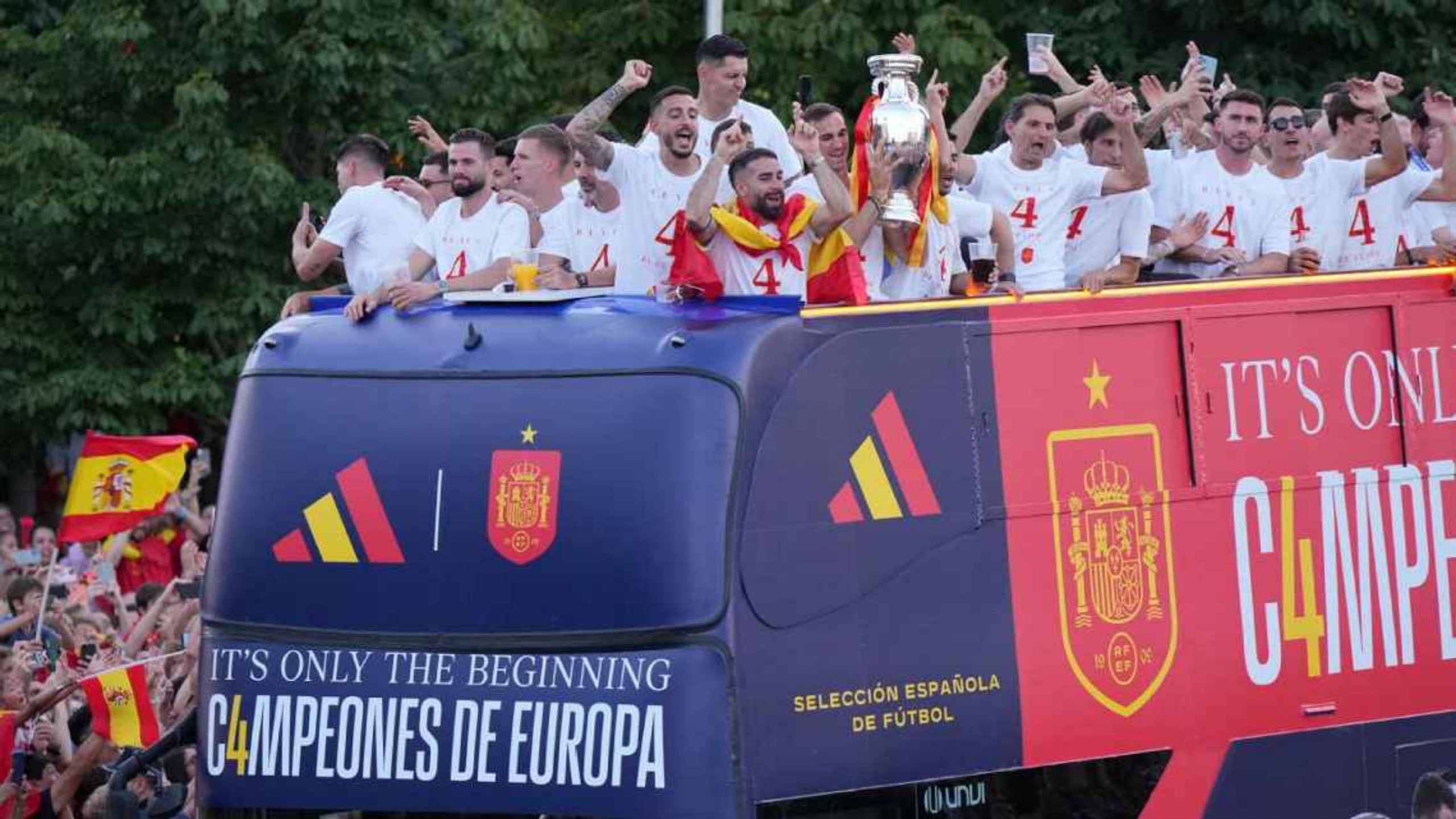 Timnas Spanyol diajak dengan menggunakan busa terbuka.