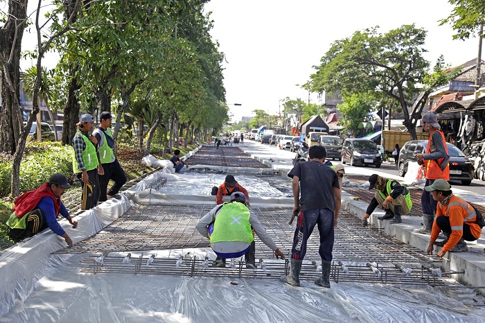 SIBUK: Betonisasi yang dilakukan Pemkot Surabaya di kawasan Jalan Raya Dupak. (PEMKOT SURABAYA)