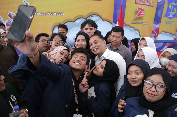 WEFIE: Wali Kota Surabaya Eri Cahyadi wefie bersama mahasiswa penerima Beasiswa Pemuda Tngguh di Balai Kota Surabaya, Selasa (16/7). SURYANTO/RADAR SURABAYA