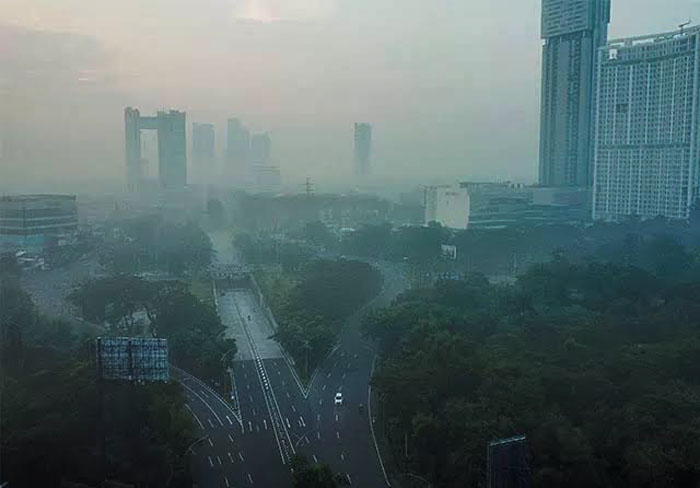 BEDIDING: Kondisi langit Surabaya di pagi hari yang berkabut.