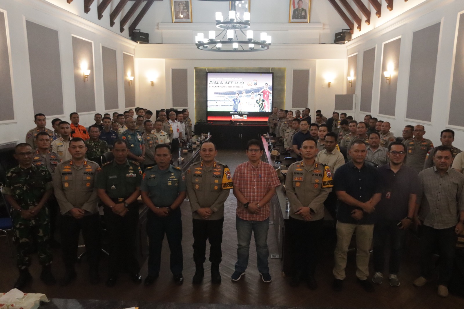 Kapolrestabes Surabaya Kombes Pol Pasma Royce pimpin rakor pengamanan laga pembuka Piala AFF U-19 di GBT, Surabaya. (IST)