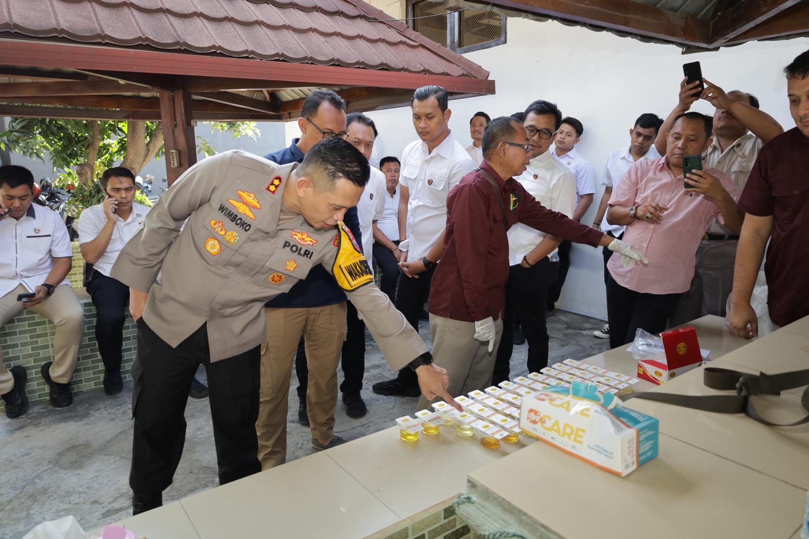 Wakapolrestabes Surabaya AKBP Wimboko melihat langsung tes urine dadakan pada anggota di depan Gedung Anindita. Ia pun ikut tes urine tersebut. (IST)