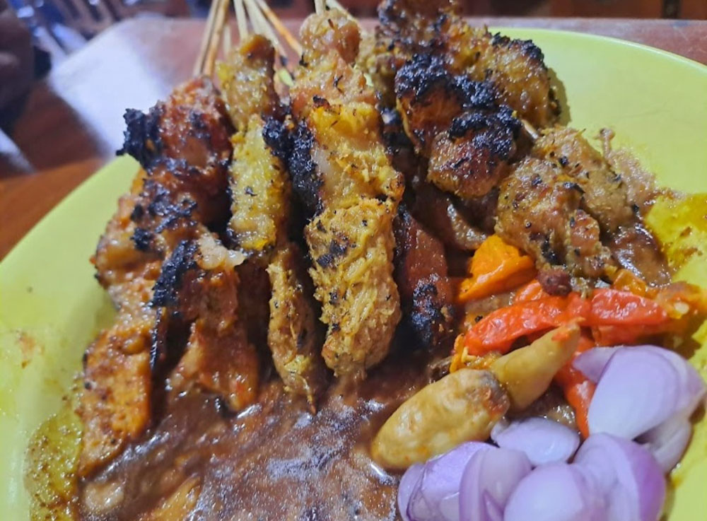 Sate Klopo Ondomohen Pojok Malam yang legendaris.