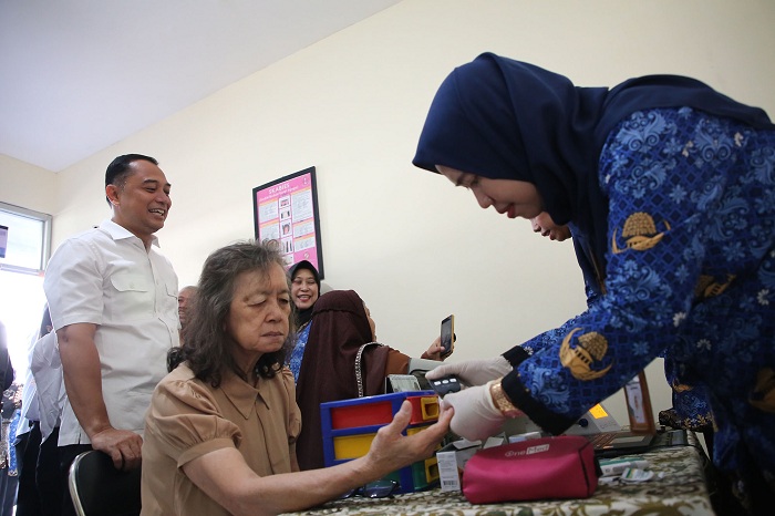 SEHAT BERSAMA: Wali Kota Eri Cahyadi saat meresmikan program 1 RW 1 Nakes di Menur Pumpungan, Surabaya, Rabu (17/7). (SURYANTO/RADAR SURABAYA)