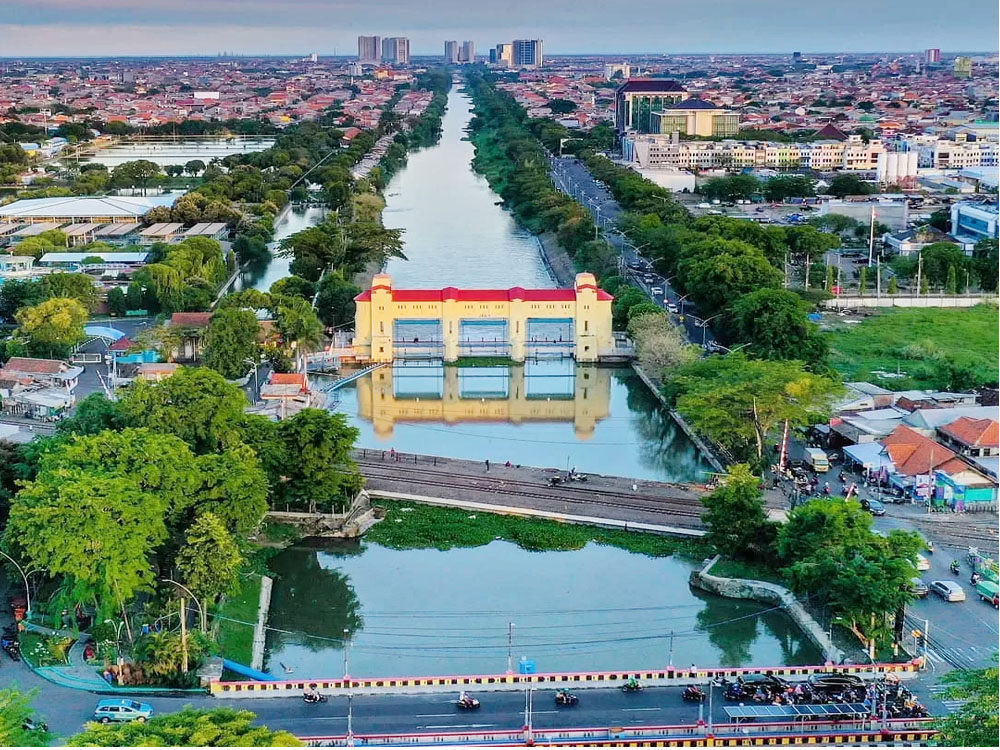 Pintu air Jagir yang membendung aliran sungai Kalimas yang membelah Kota Surabaya.