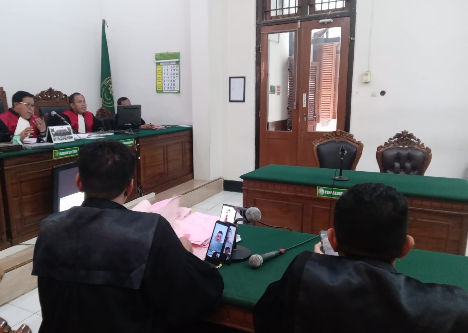 Citra dan Abdiel menerima putusan majelis hakim PN Surabaya. (FAJAR/RADAR SURABAYA)