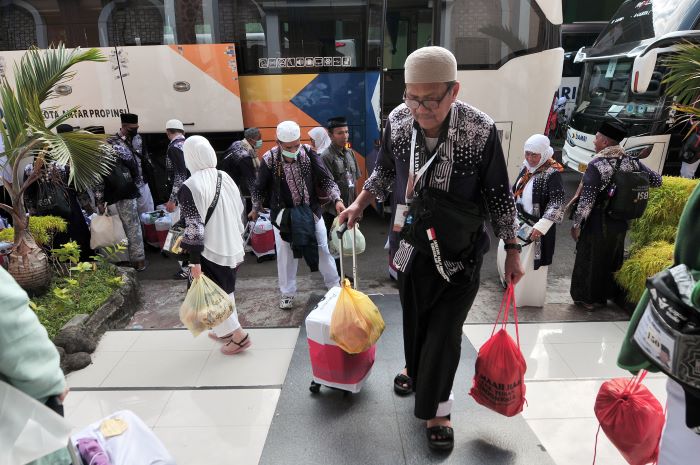 ALHAMDULILLAH: Jemaah haji Debarkasi Surabaya sebanyak 95 persen sudah tiba di Tanah Air. (ANDY SATRIA/RADAR SURABAYA)