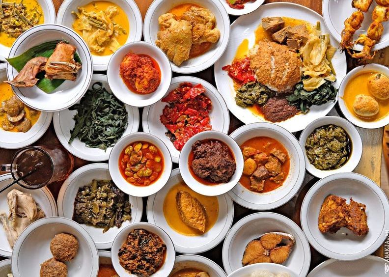 NIKMAT: Nasi padang selalu menyajikan makanan yang lezat dengan cita rasa yang nyaris sempurna. (PINTERES)