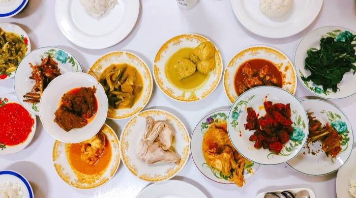 MANTAB: Sajian nasi padang di Nasi Padang Bundo Sati . (GOOGLE)