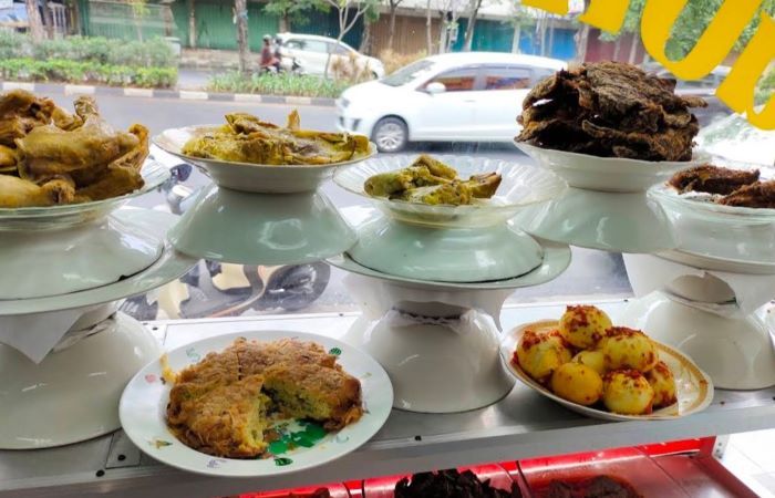 SIAP DISANTAP: Aneka lauk pauk yang disediakan di Nasi Padang Goyang Lidah siap untuk dimakan. (GOOGLE)