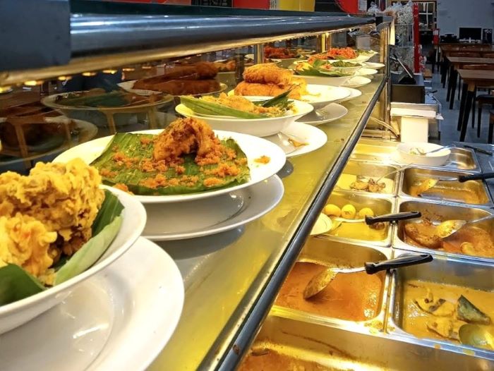 LEGEN: Aneka lauk pauk yang disediakan di Nasi Padang Jalan Kutai. (GOOGLE)