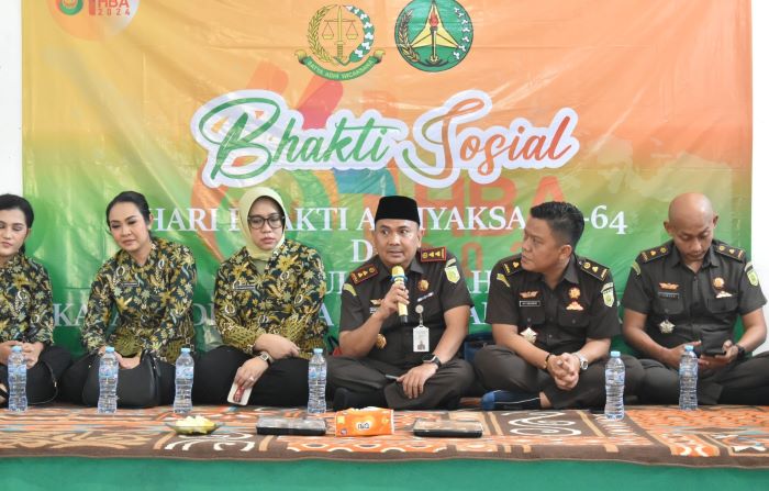 BAKTI SOSIAL: Kejari Tanjung Perak Ricky Setiawan Anas memimpin bakti sosial di panti asuhan dan anjangsana purna kejaksaan dalam rangka Hari Bhakti Adhyaksa ke-64. (IST)