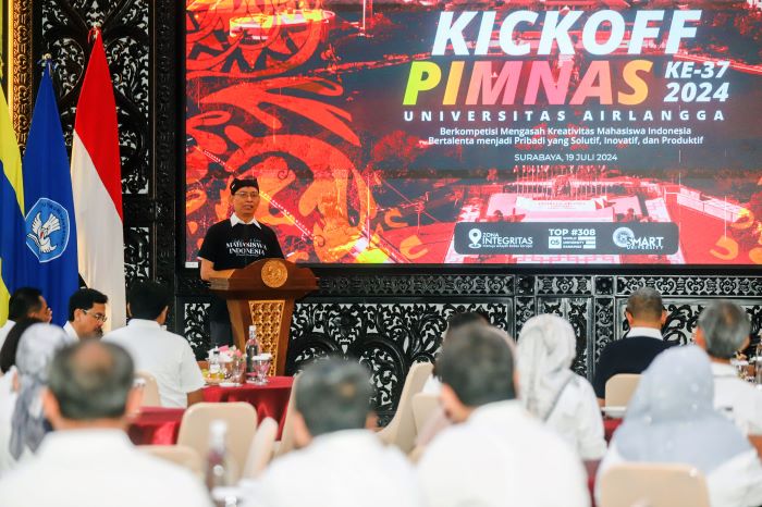 BERI KETERANGAN: Rektor Unair Surabaya, M Nasih dalam Kick Off pelaksanaan Pekan Ilmiah Mahasiswa Nasional (PINMAS), di Gedung Rektorat Unair, Surabaya, Jumat (19/7). (ANDY S/RADAR SURABAYA)