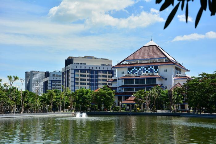 MARI BERGABUNG: Universitas Airlangga masih menyediakan banyak kursi kosong di jalur mandiri untuk para lulusan SMA dan SMK. (UNAIR)