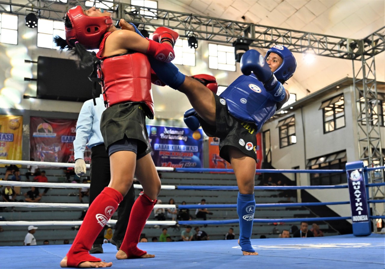 Atlet Muaythai saat menjalani babak kualifikasi PON XXI Aceh-Sumut beberapa waktu lalu di Surabaya.