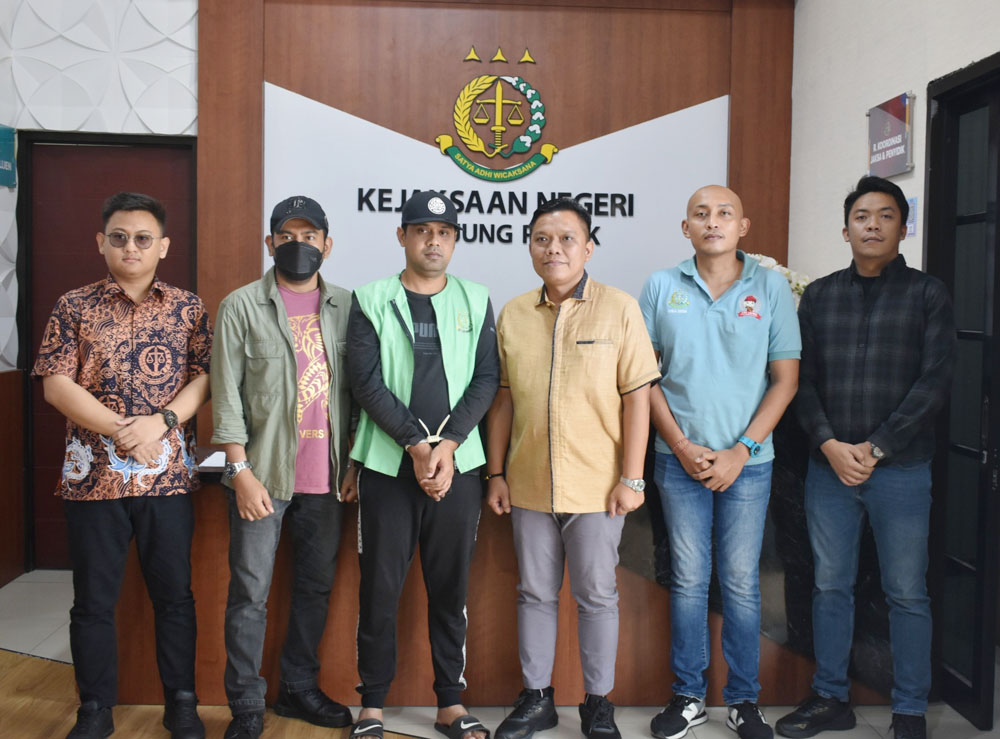 DITANGKAP: Terpidana Firman Ageng Pamenang (tiga dari kiri) diikat tali plastik saat ditangkap Tim Tabur Kejaksaan RI dan Kejati Jatim dibawa ke Kejari Tanjung Perak.
