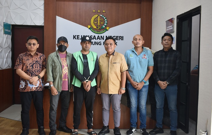 DITANGKAP: Terpidana Firman Ageng Pamenang (tiga dari kiri) ditangkap Tim Tabur Kejaksaan RI, Kejati Jatim dan dibawa ke Kejari Tanjung Perak. (IST)