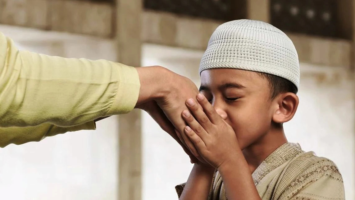 Tradisi cium tangan ke orang yang lebih tua menjadi kebiasaan bagi sebagian besar warga Indonesia.