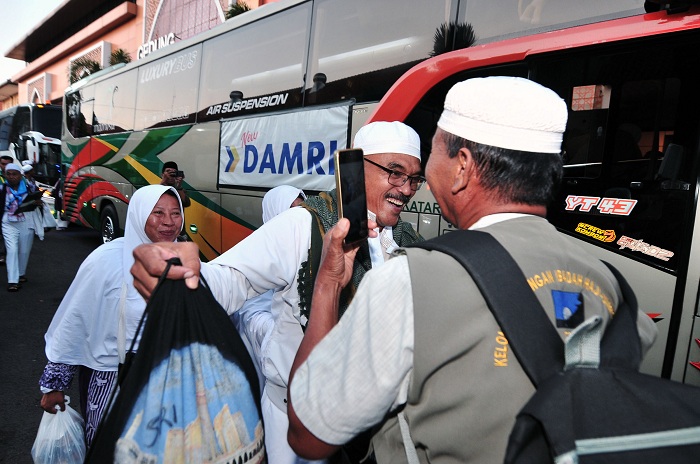 TERAKHIR: Jemaah haji yang tergabung dalam kloter 106 (terakhir) Debarkasi Surabaya asal Pamekasan, Surabaya dan Gresik, tiba di Asrama Haji Sukolilo Surabaya, Senin (22/7). (ANDY S/RADAR SURABAYA)