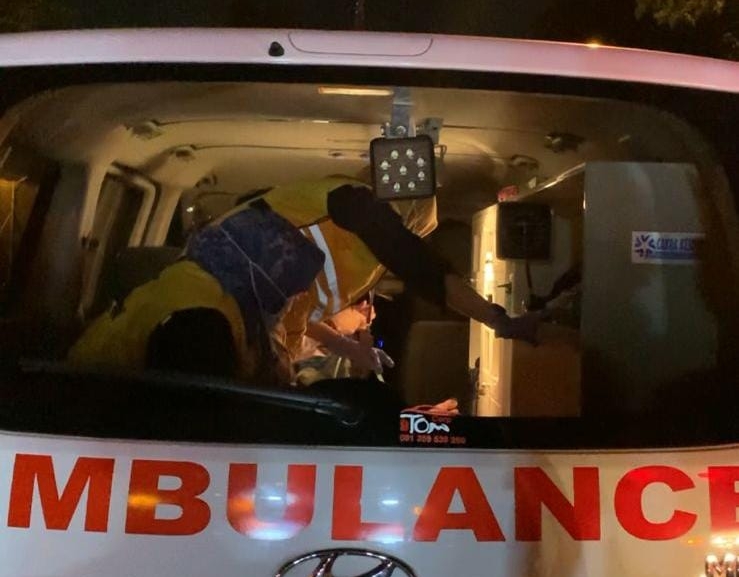 PERAWATAN INTENSIF: Jemaah haji asal Pamekasan atas nama Samna Abdul Karim saat dilarikan ke RS Mitra Keluarga untuk mendapatkan perawatan. Sayang, jemaah haji tersebut meninggal dunia.