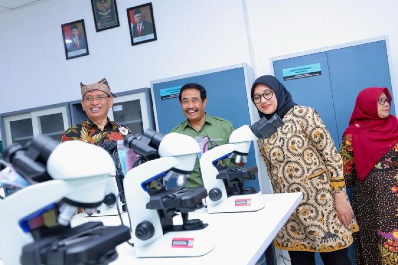 Rektor Unair Prof Nasih (kiri) di kampus Fikkia bersama Dekan Prof Soetojo (tengah) dan Bupati Banyuwangi Ipuk Festiandani.
