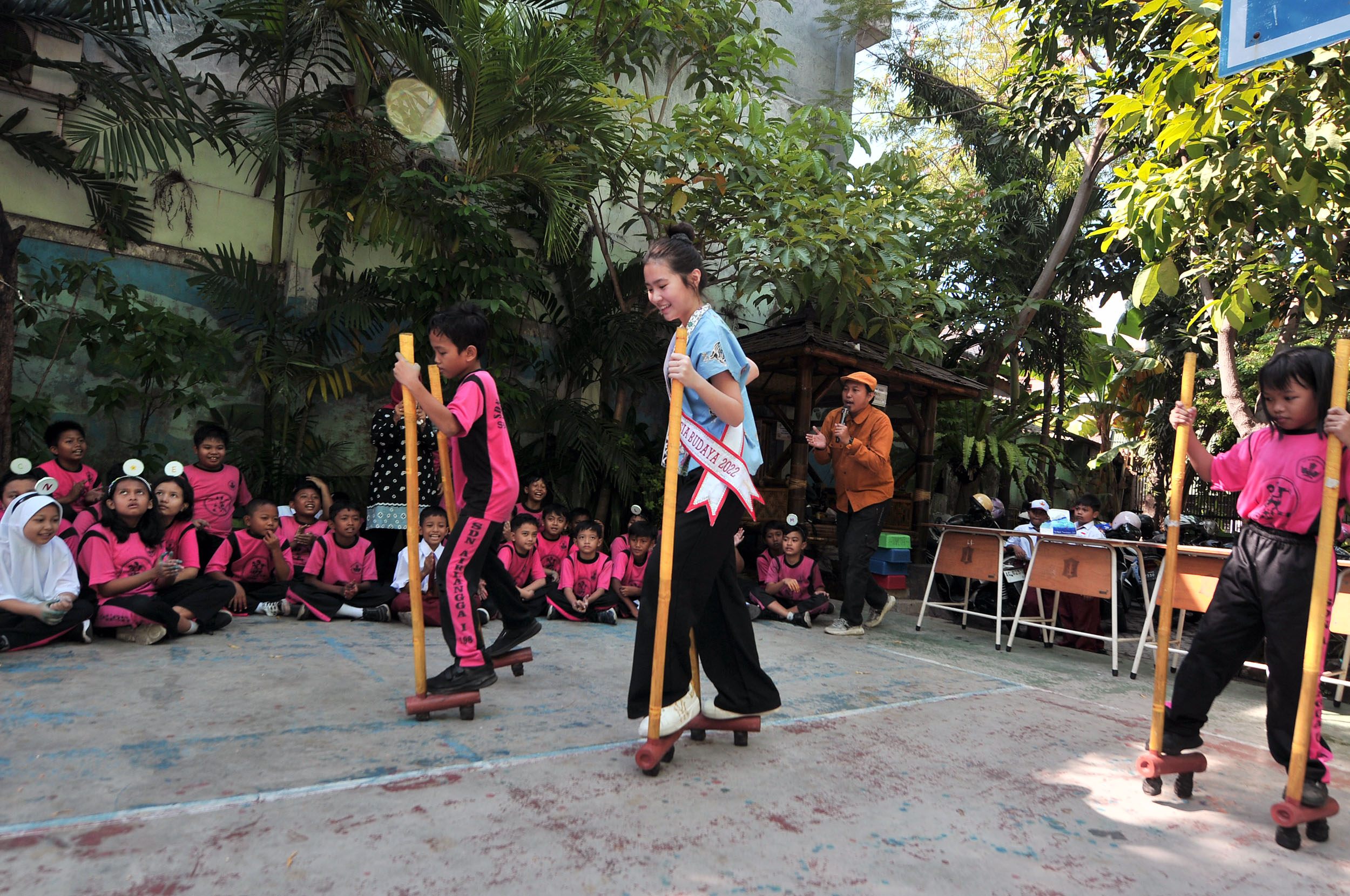 DILESTARIKAN: Puteri Anak Indonesia Budaya 2022, Karina Aliya Afandi bermain egrang bersama para siswa SDN Airlangga 1 Surabaya, dalam rangka peringatan Hari Anak Nasional, Senin (22/7).