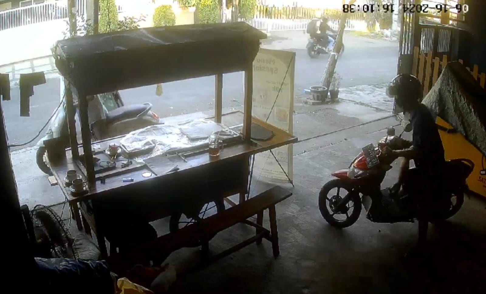Dua pelaku curanmor terekam CCTV saat beraksi.di Jalan Manyar Kartika, Surabaya. Ia mencuri sepeda motor penjaga angkringan. (IST)