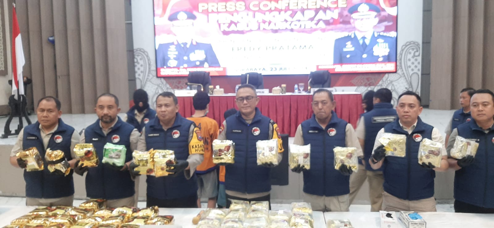 Polda Jawa Timur mengamankan tersangka dan barang bukti narkoba jaringan Fredy Pratama. (MAHRUS/RADAR SURABAYA)
