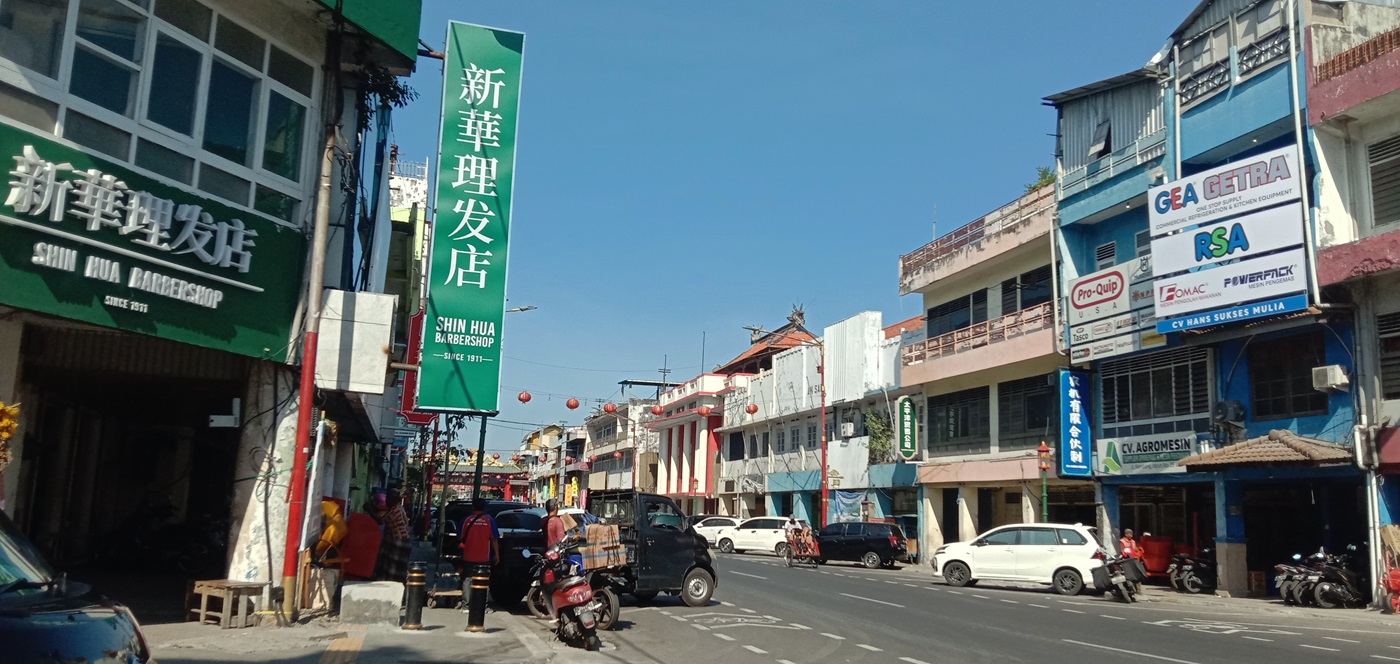LEGENDARIS: Tampilan baru Shin Hua Barbershop yang ada di Kembang Jepun usai mendapat sentuhan ornamen khas Pecinan.