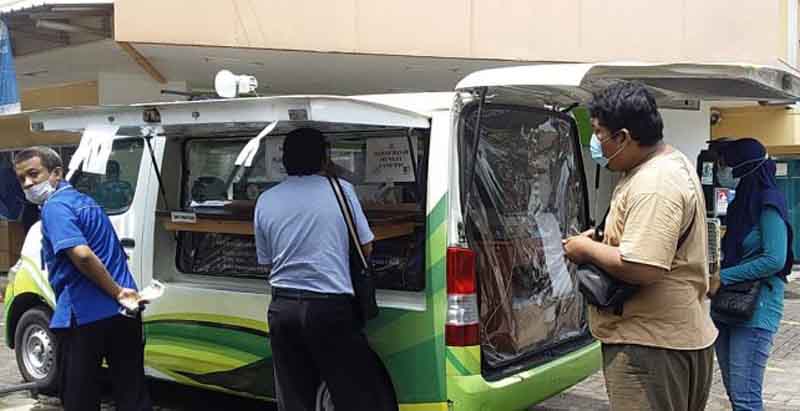 Mobil layanan SAMSAT Keliling untuk pembayaran pajak kendaraan bermotor.