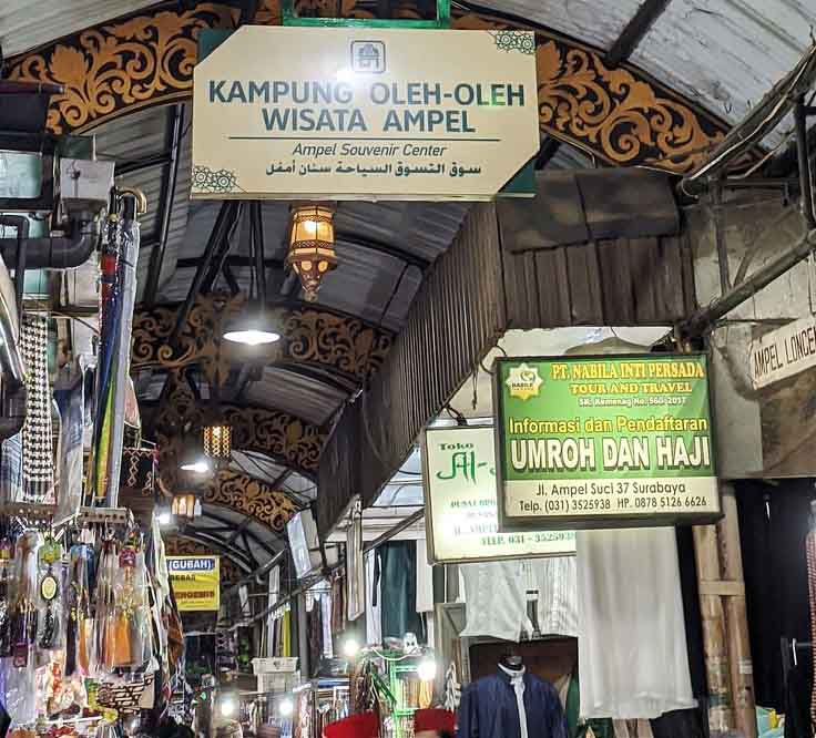 Pasar Ampel di depan kompleks Masjid Sunan Ampel.