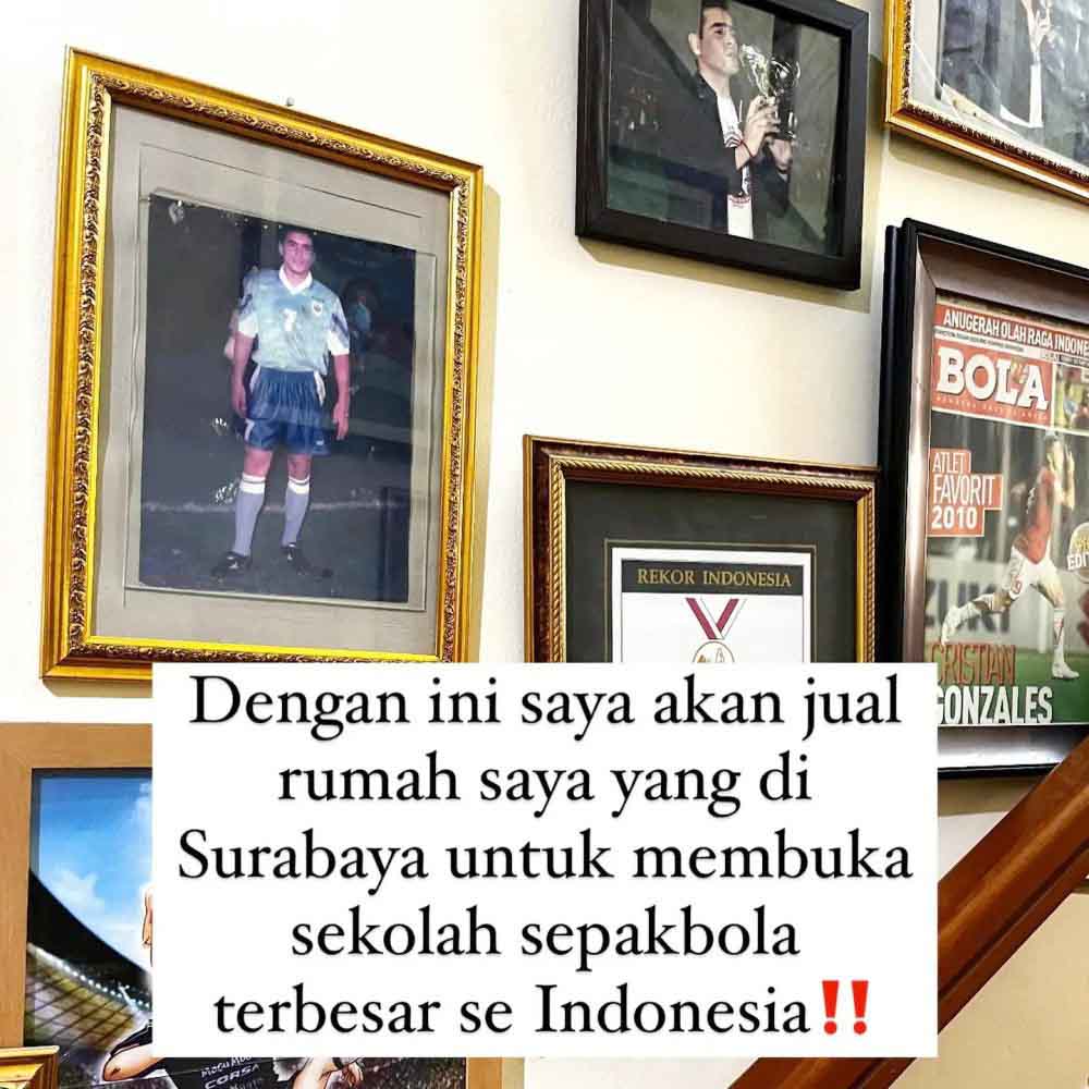 Kondisi di ruang keluarga rumah Gonzales yang dipenuhi foto-foto memori karirnya sebagai pemain bola.
