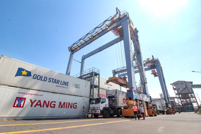 TINGKATKAN KINERJA: PT Terminal Teluk Lamong menghadirkan dua unit alat bongkar muat baru jenis Rubber Tyred Gantry Crane (RTGC) di area lapangan penumpukan Blok WSTA. (IST)