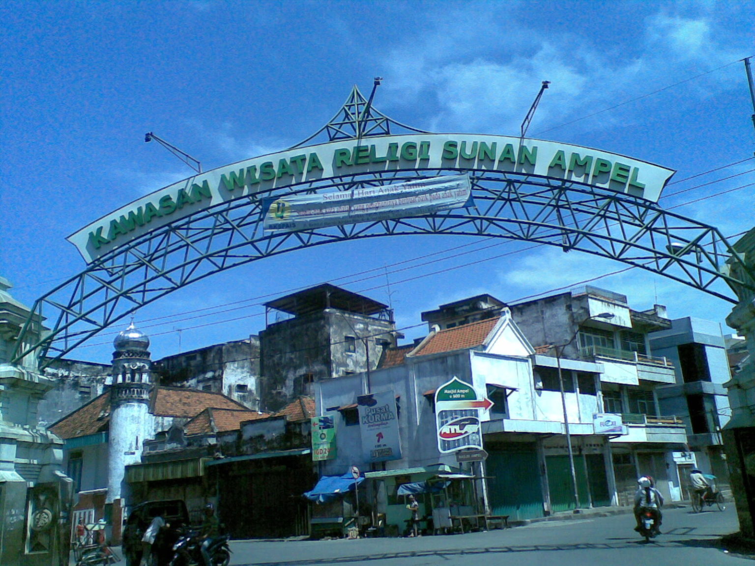 Wisata religi Sunan Ampel Surabaya.