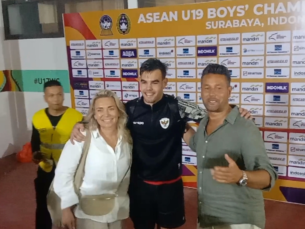 Bjorn Raven dan istrinya, Sabrina menyaksikan langsung penampilan anaknya, Jens Raven.