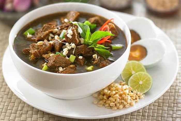 Kuliner rawon khas Surabaya.