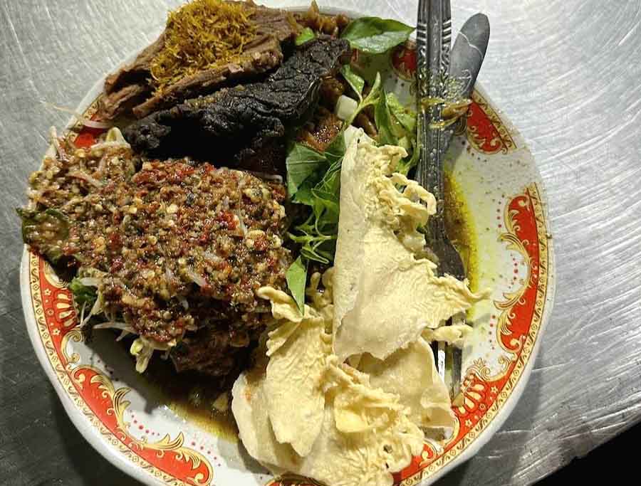 Rawon Moro Seneng di Pasar Pucang yang menggabungkan menu nasi pecel dan kuah rawon yang gurih.