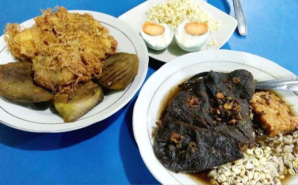 Rawon Gajah Mada di Ruko A Yani yang diminati pembeli.