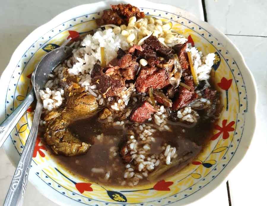 Rawon Bu Supinah di Jalan