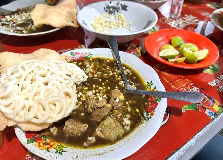 Rawon KAlkulator di Taman Bungkul yang terkenal dengan cara penjualnya menghitung bill makanan.