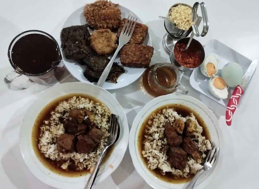 Rawon Nguling yang aslinya dari Probolinggo dan berkembang ke beberapa kota di Jatim termasuk Surabaya.