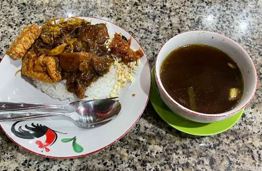 Rawon Pak Pangat yang terkenal dengan suwiran daging empalnya.