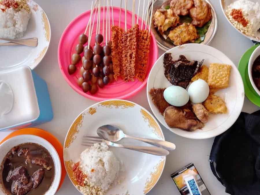 Rawon Setan di Jalan Embong Malang yang juga menyajikan aneka menu pelengkap.